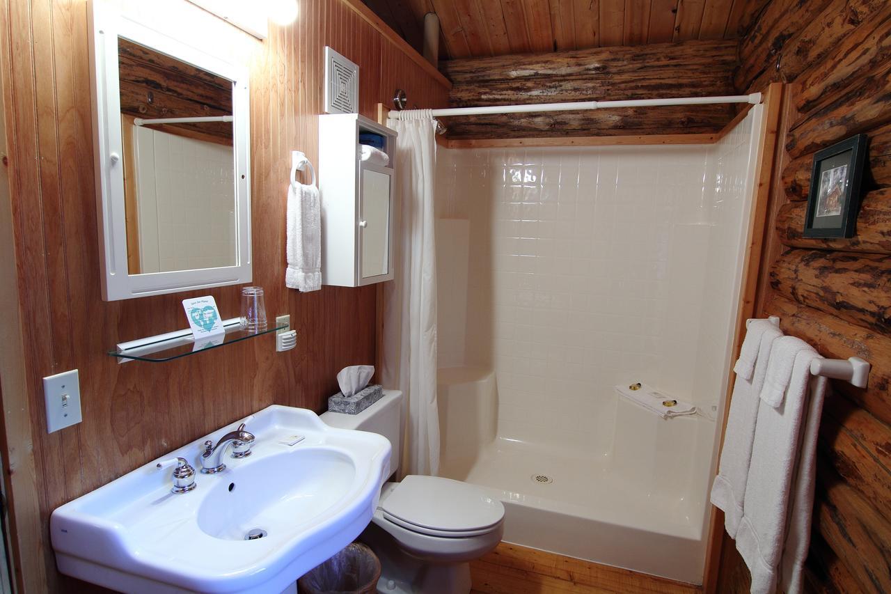 Silverwolf Log Chalets Coram ภายนอก รูปภาพ