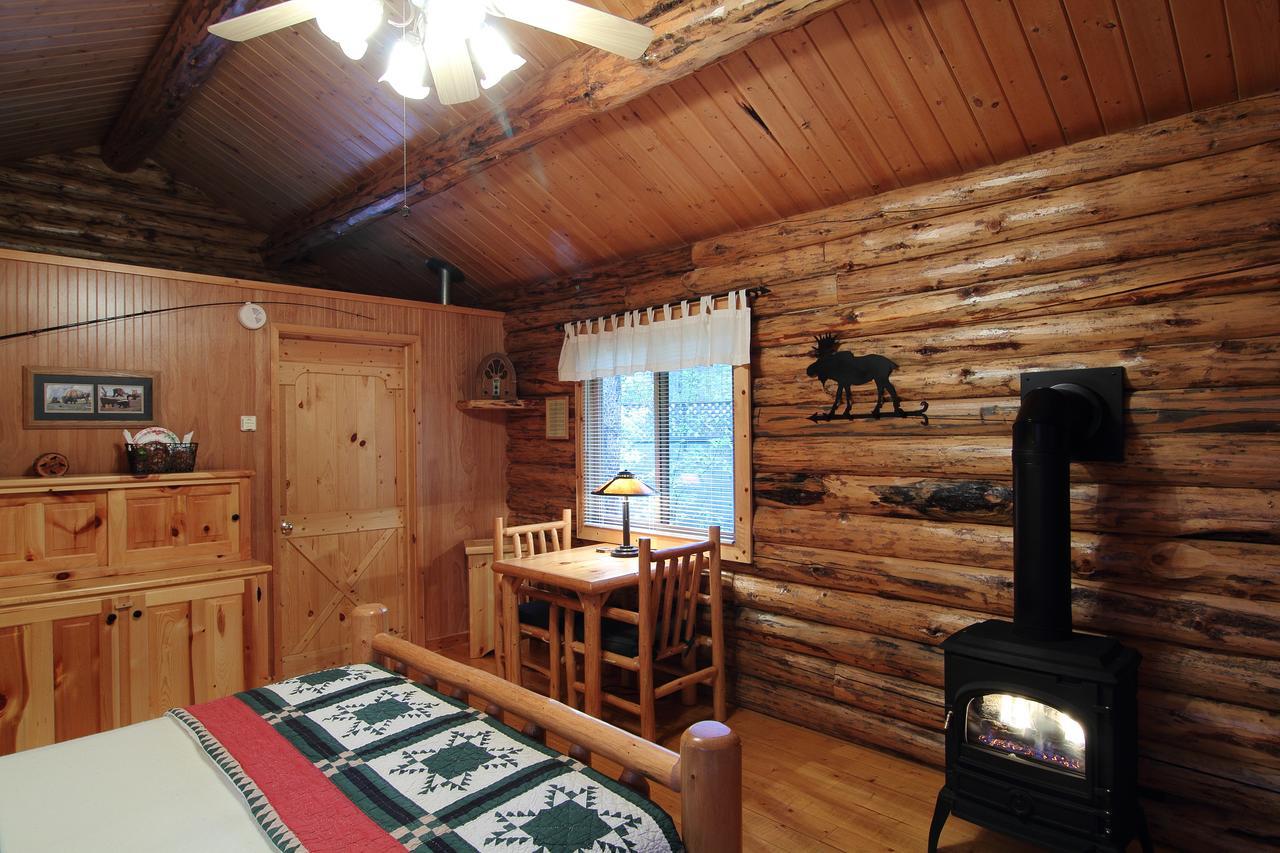 Silverwolf Log Chalets Coram ภายนอก รูปภาพ